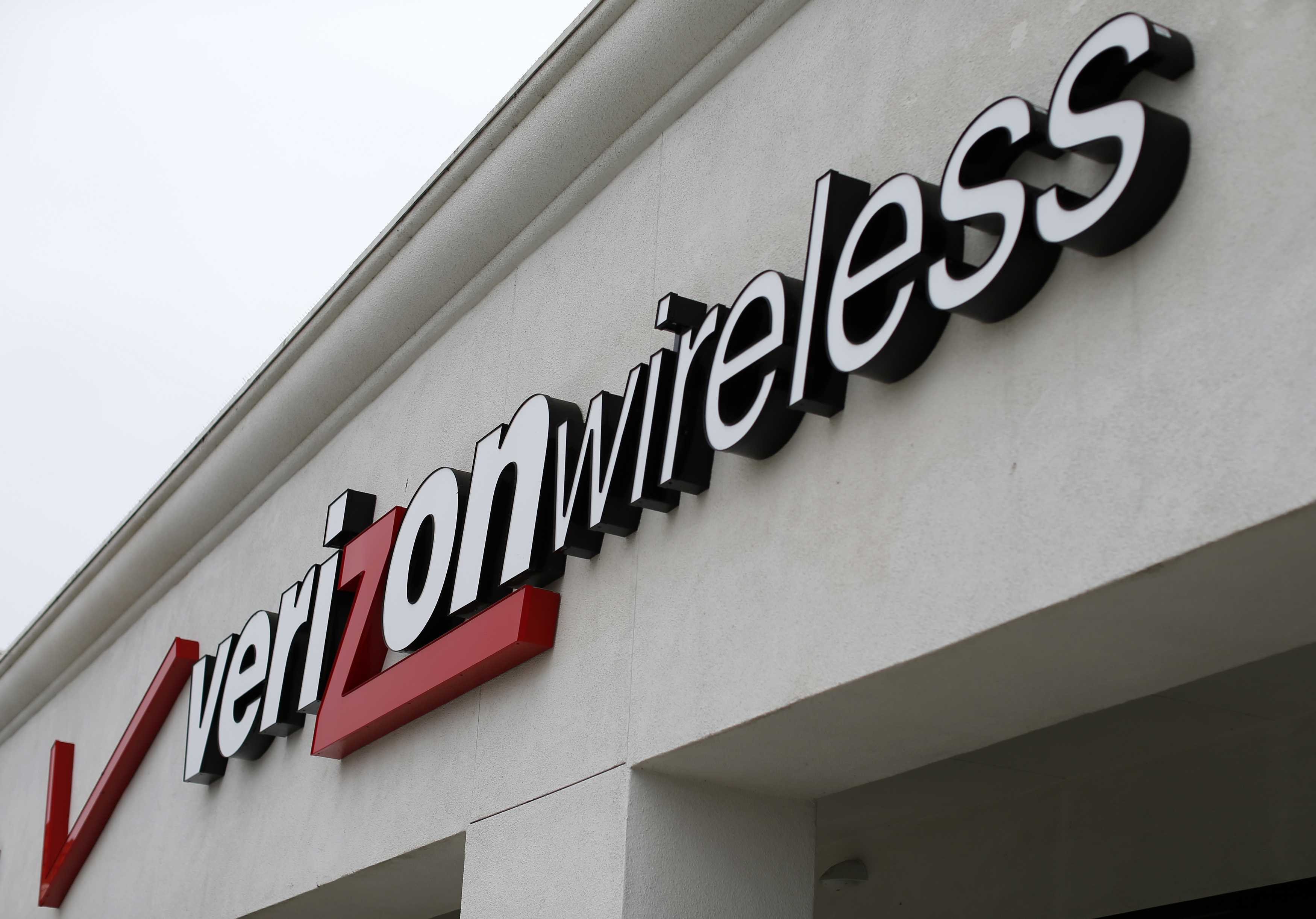 What is the phone number for Verizon Wireless Customer Service?